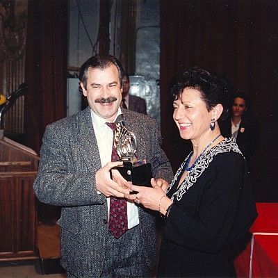 Recogiendo un premio, 1992